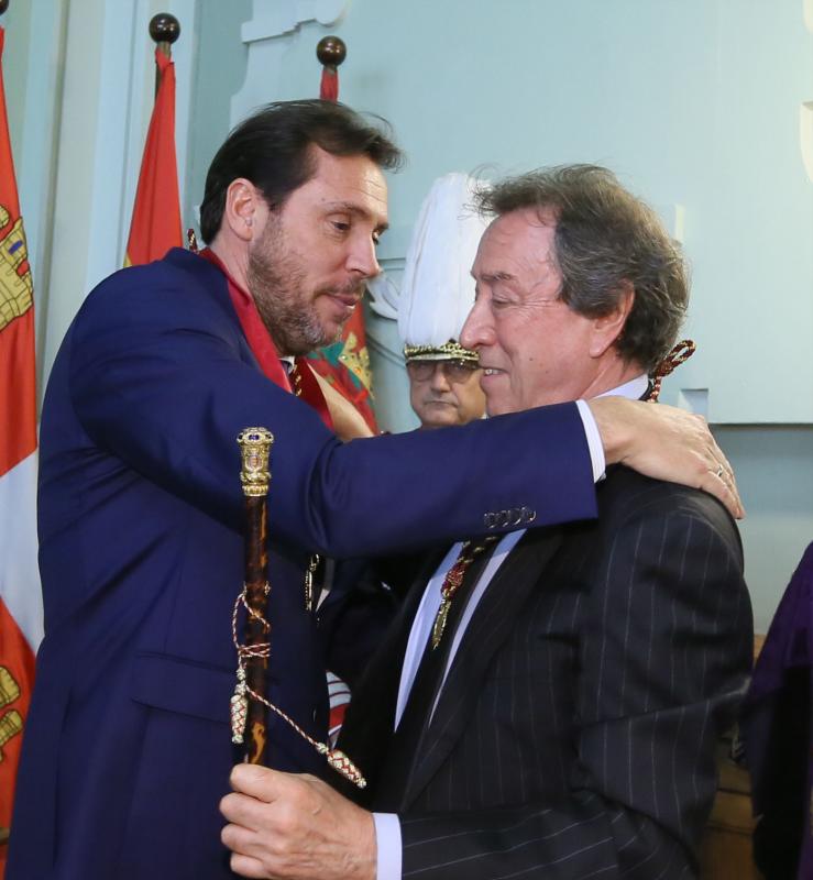 El alcalde de Valladolid, Óscar Puente, ha sido investido este sábado por segundo mandato consecutivo en un Pleno de constitución de la Corporación del Ayuntamiento vallisoletano, gracias a los once votos de los concejales del Grupo Socialista y a los tres de Toma la Palabra, con lo que ha obtenido la mayoría absoluta necesaria para ser proclamado alcalde en la primera votación