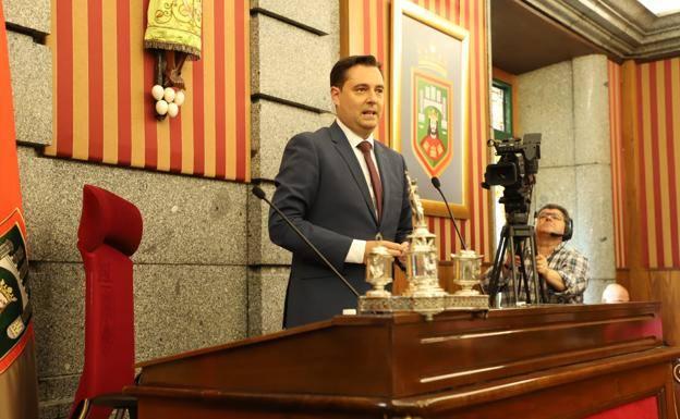 Daniel de la Rosa, junto a la mesa presidencial del Salón de Plenos del Ayuntamiento de Burgos.