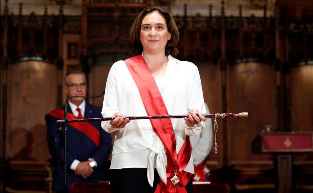 Ada Colau tras ser investida alcaldesa de Barcelona.