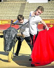 Imagen secundaria 2 - El chaval a hombros de sus compañeros. Abajo, con Pedro Ledesma y en un entrenamiento.