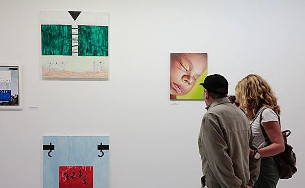 Visitantes en la exposición 'Miradas diversas'.