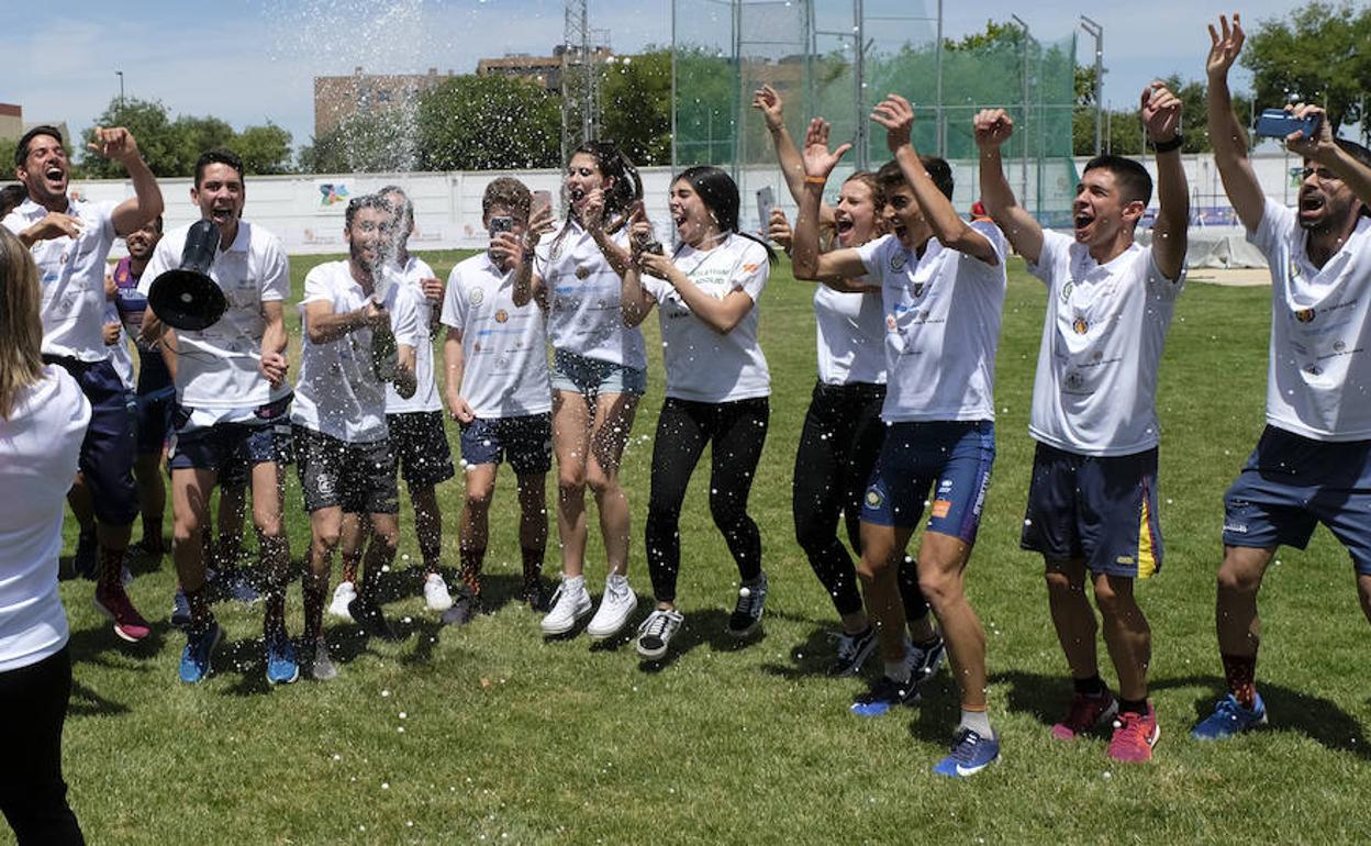 Los atletas del CAV celebran el ascenso.