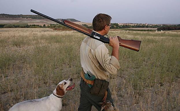 Un cazador con su perro. 
