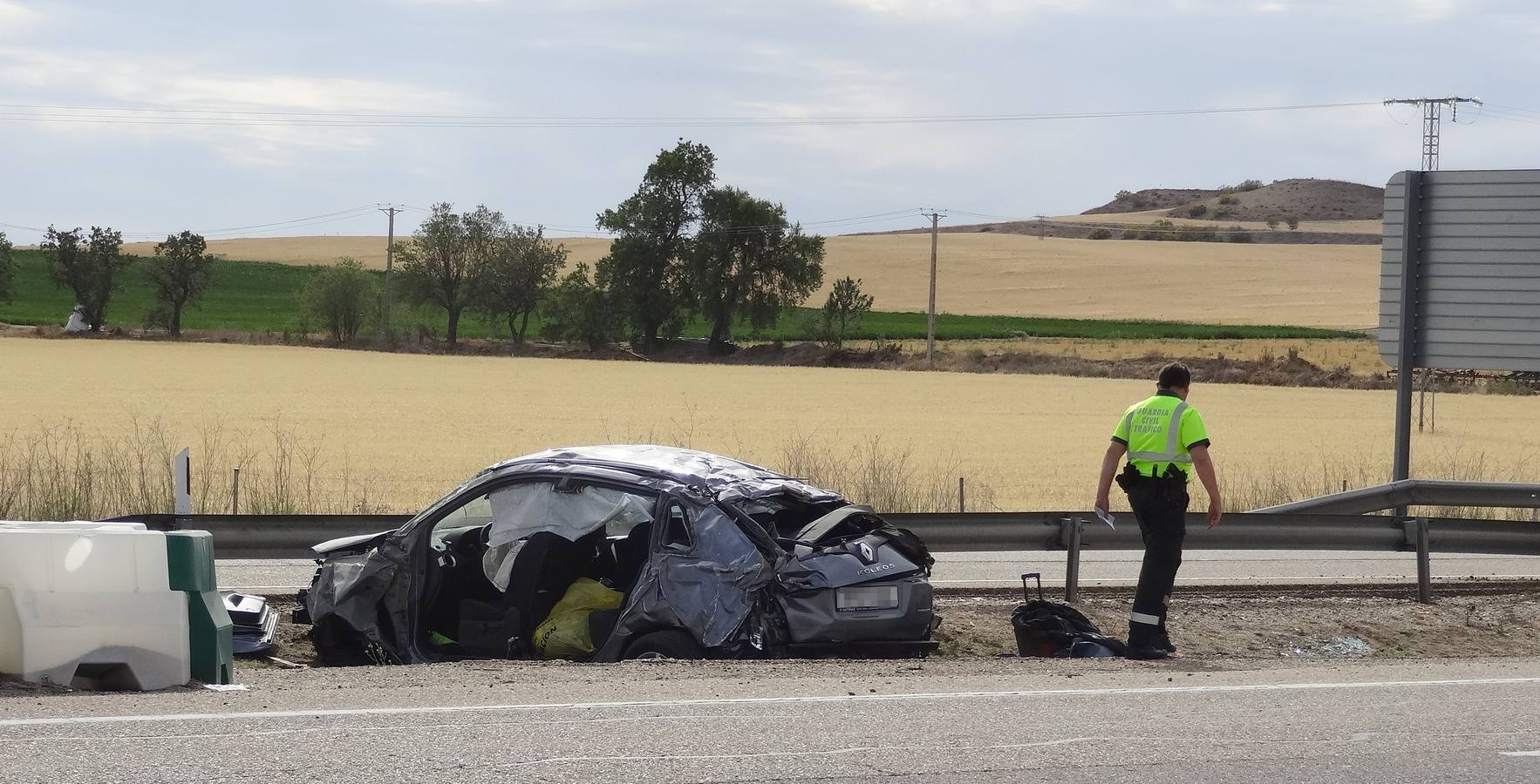 El vehículo, un Renault Koleos, se salió de la calzada, saltó el quitamiedos y acabó volcando sobre la medina de la autovía | Los cuatro ocupantes del vehículo han resultado heridos graves