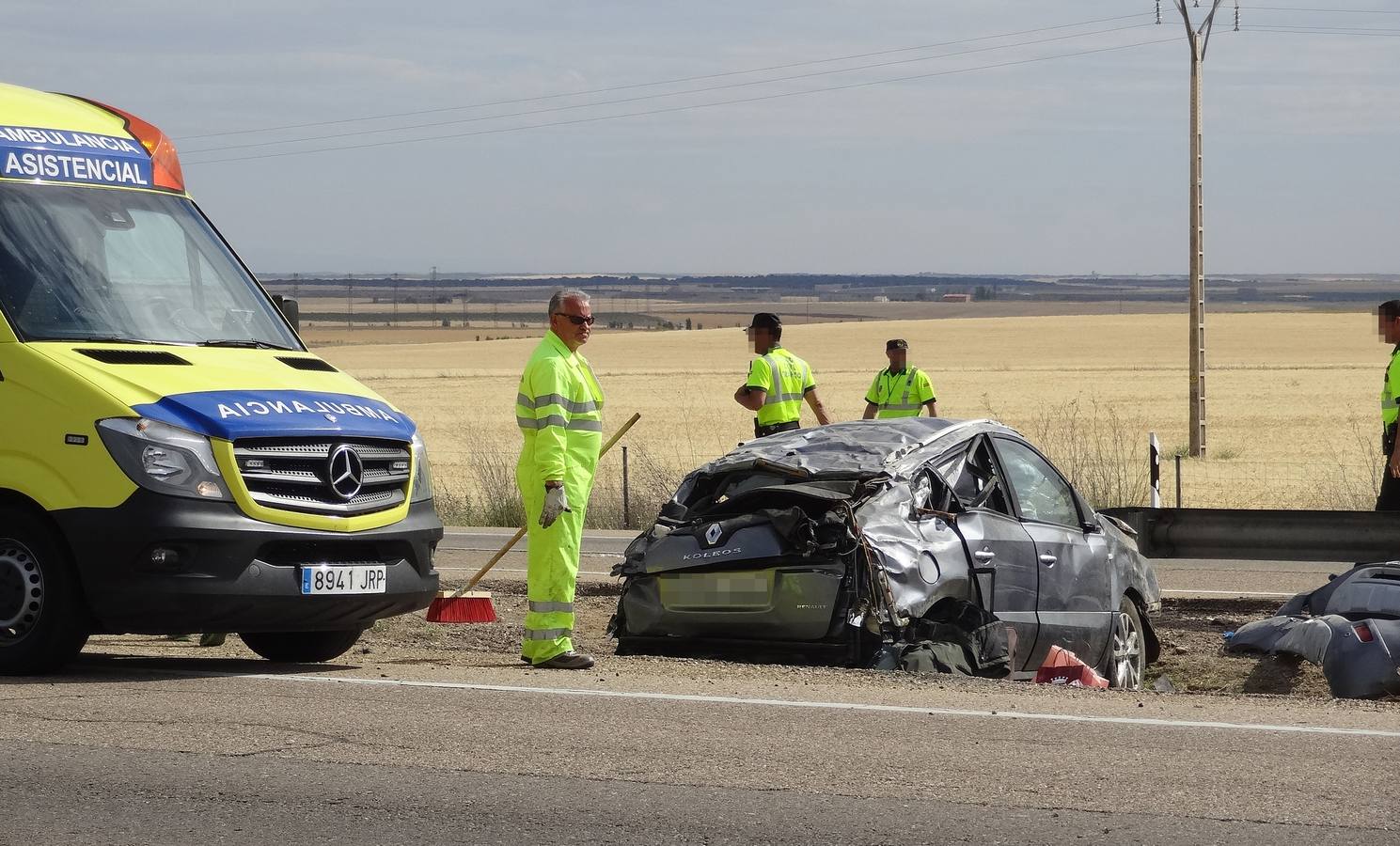 El vehículo, un Renault Koleos, se salió de la calzada, saltó el quitamiedos y acabó volcando sobre la medina de la autovía | Los cuatro ocupantes del vehículo han resultado heridos graves