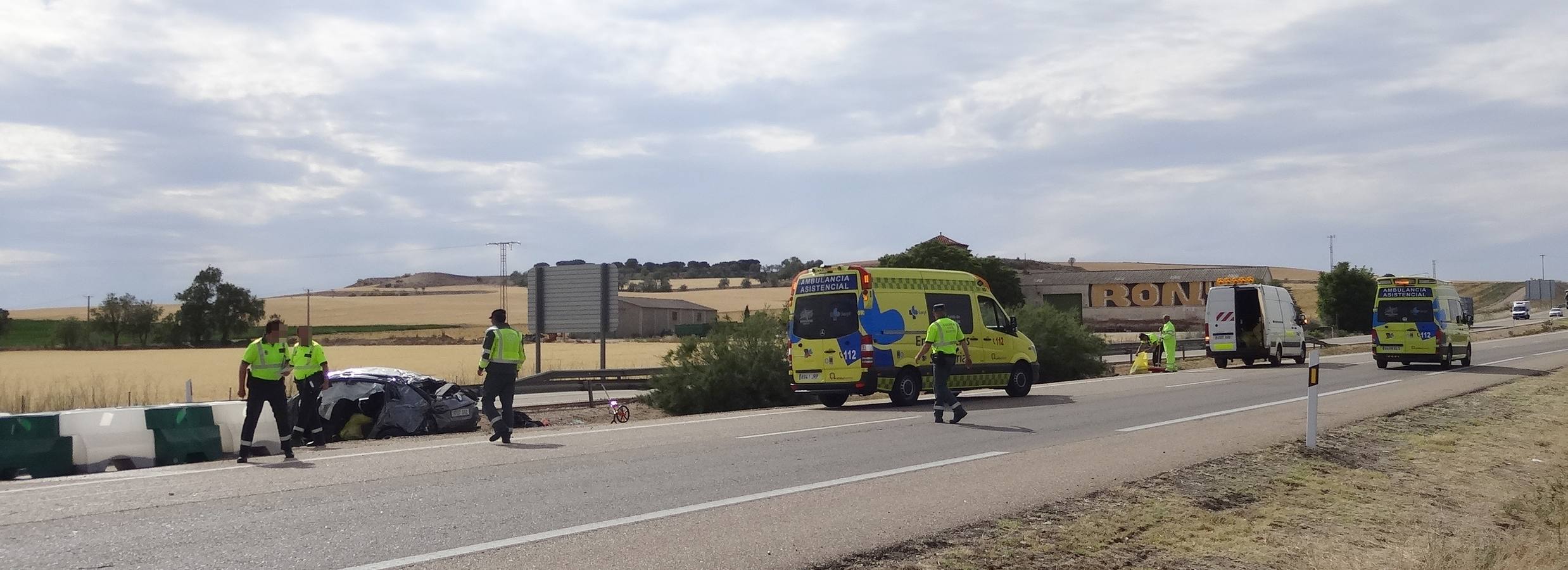 El vehículo, un Renault Koleos, se salió de la calzada, saltó el quitamiedos y acabó volcando sobre la medina de la autovía | Los cuatro ocupantes del vehículo han resultado heridos graves
