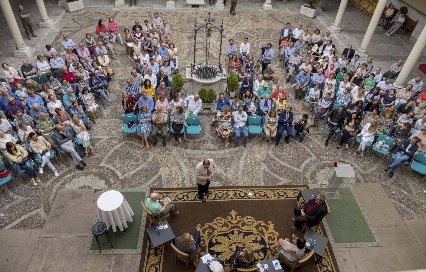 En la novela 'Esos días azules', la periodista novela las posibilidades románticas entre la literaria dupla compuesta por Antonio Machado y 'Guiomar', por el poeta artífice de los 'Campos de Castilla' y la intelectual de la época Pilar Valderrama