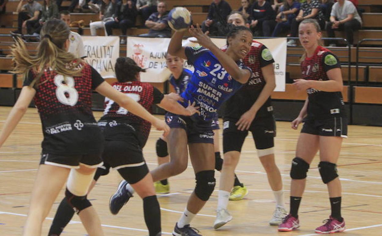 Yunis Camejo gana la posición en el pivote para lanzar en un partido con el Bera Bera. 