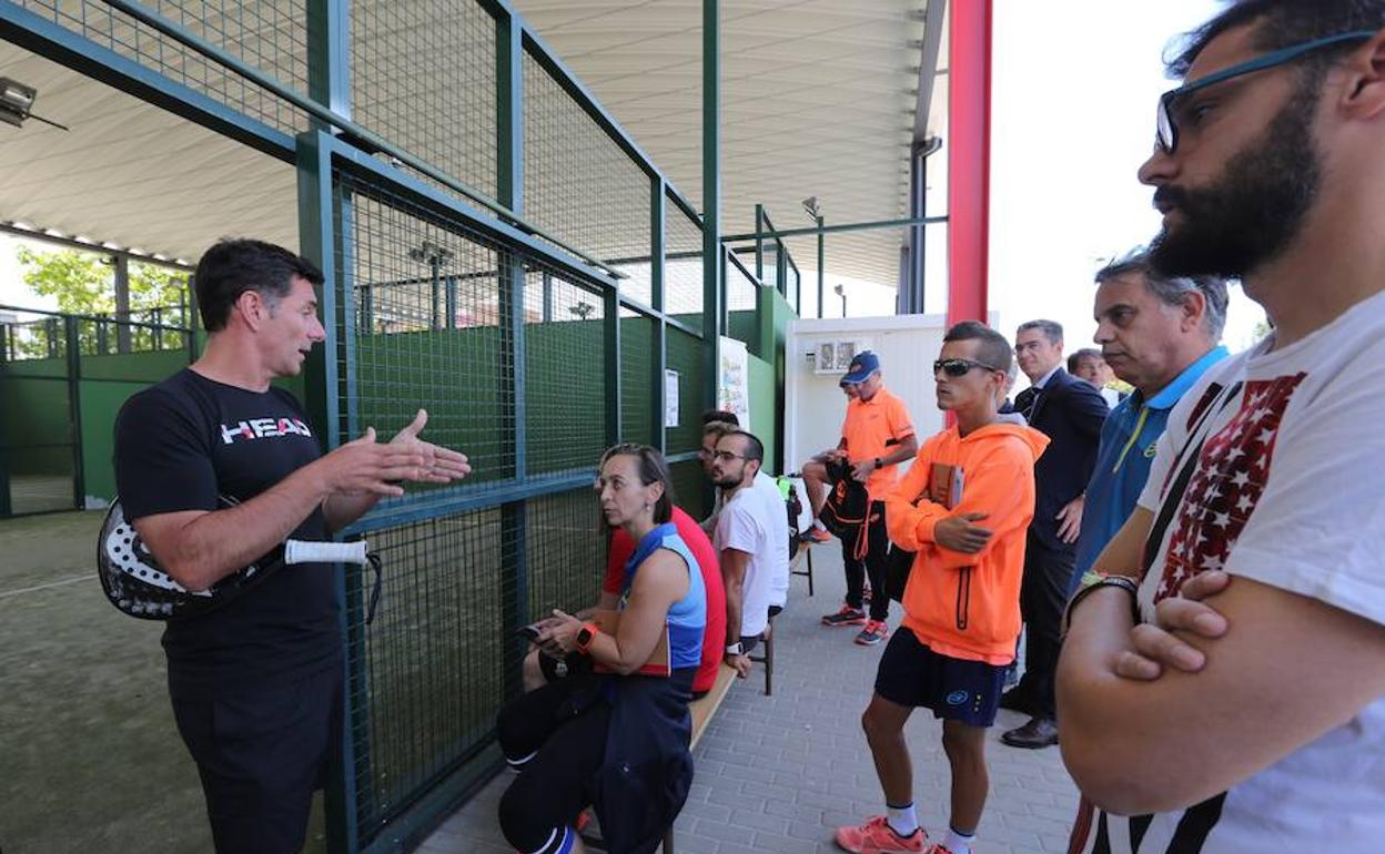 Guillermo Pratto se dirige a los asistantes. 