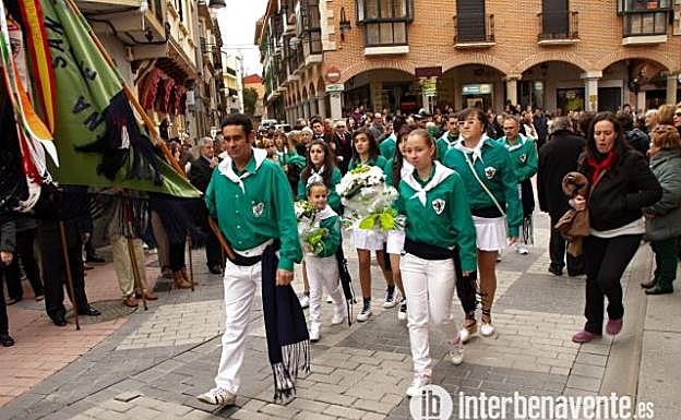 Santiago Domínguez porta la bandera de la peña San Isidro durante las fiestas de Benavente del año 2013. 