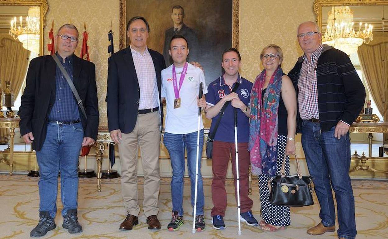 El alcalde posa con Dani Martín y sus familiares en el Ayuntamiento. 