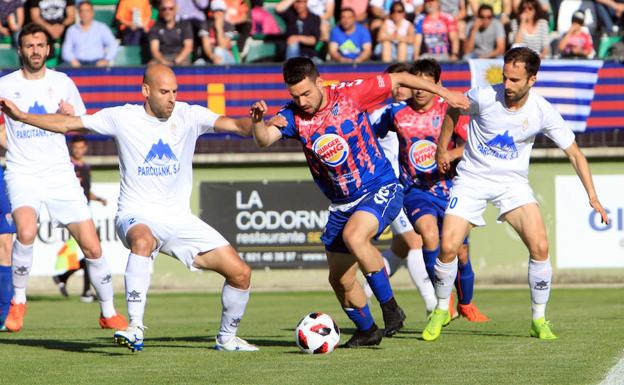 El delantero Mika, una de las sensaciones de la temporada con sus 27 goles, durante el partido frente al Villarrobledo.