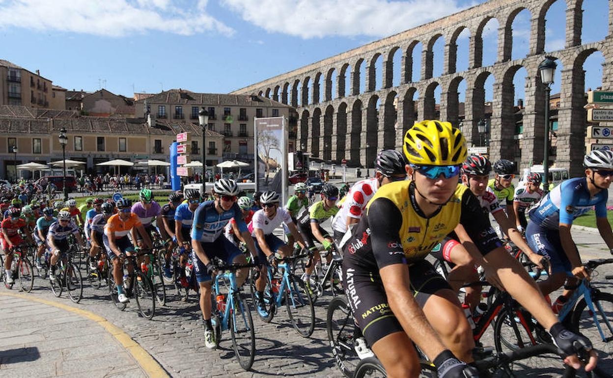 Momento de la salida de la última etapa de la pasada edición de la Vuelta a Segovia. 
