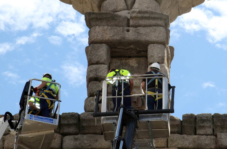 Fotos: La réplica de la Virgen ya está en el Acueducto