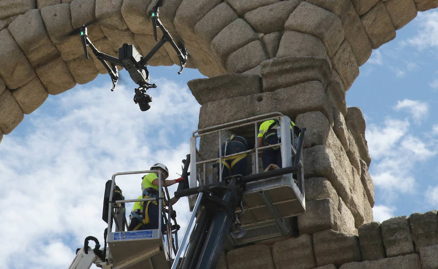 Fotos: La réplica de la Virgen ya está en el Acueducto