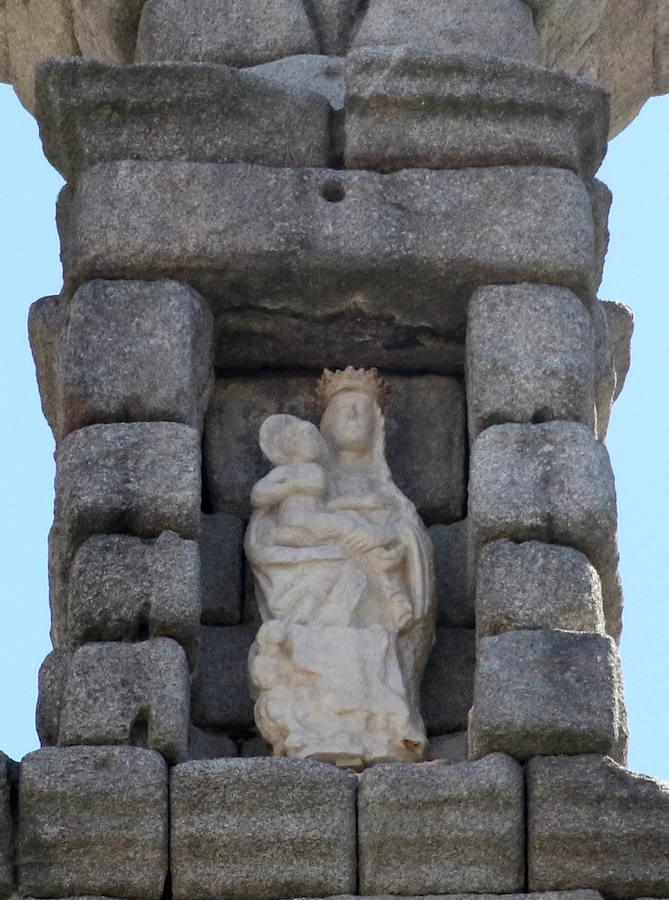 Fotos: La réplica de la Virgen ya está en el Acueducto