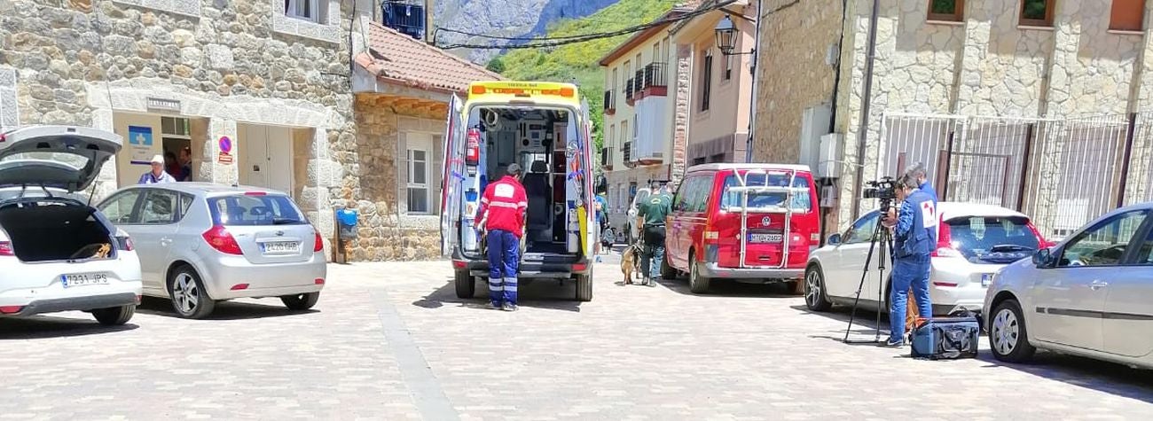 Una ambulancia traslada al menor perdido durante 30 horas al centro de salud tras una evacuación previa en helicóptero