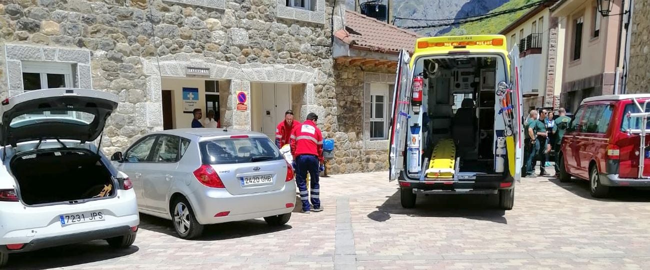 Una ambulancia traslada al menor perdido durante 30 horas al centro de salud tras una evacuación previa en helicóptero