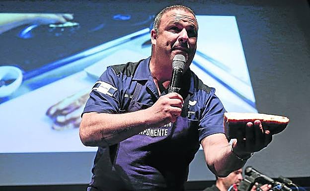 El chef presentó ayer su bacon marino, que comercializará en la Despensa del Mar. 