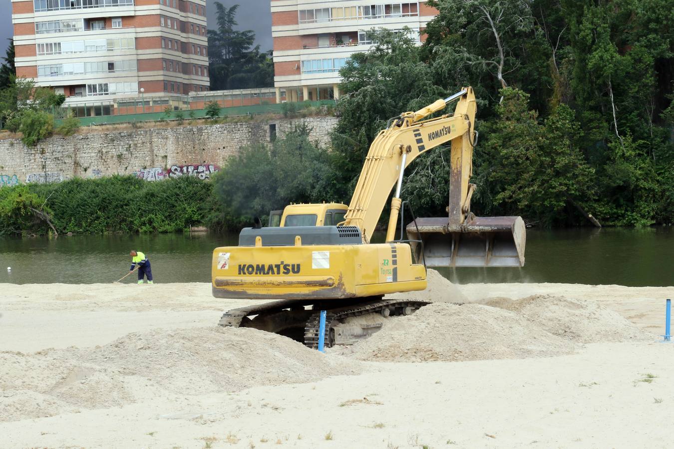 Fotos: La playa de Las Moreras se pone a punto para el verano