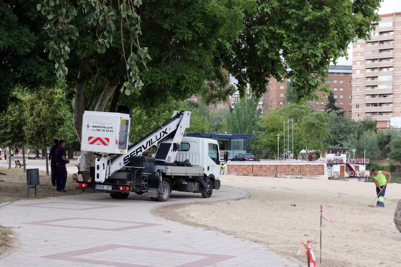 Fotos: La playa de Las Moreras se pone a punto para el verano