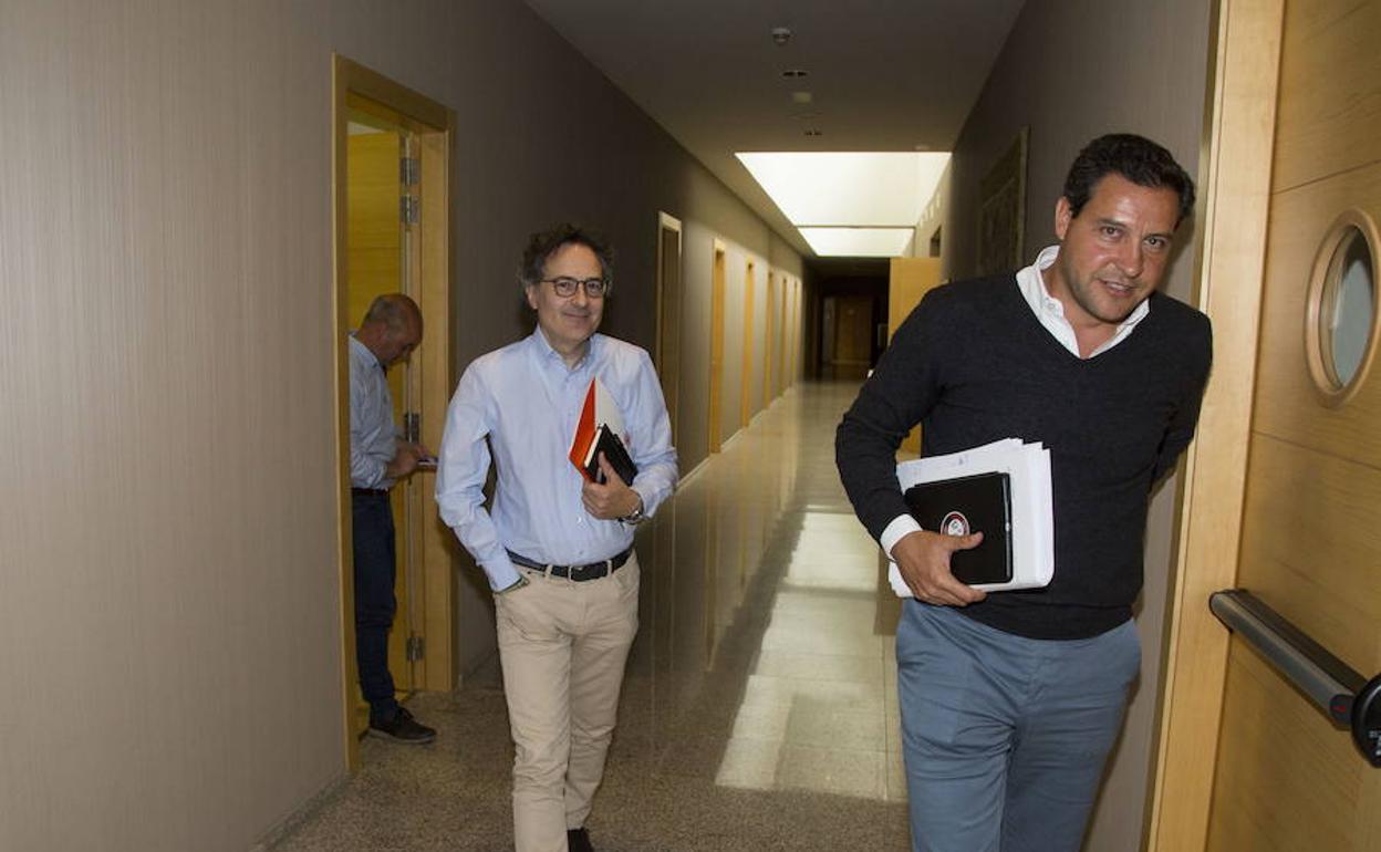 Raúl de la Hoz (PP), seguido de Miguel Ángel González (Cs) y David Castaño (Cs) tras una reunión de los equipos negociadores en las Cortes.