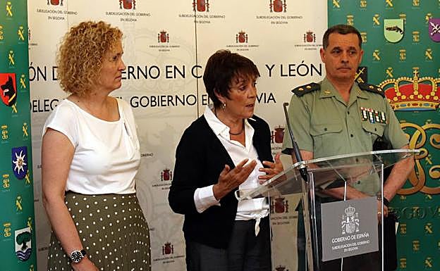 Lirio Martín, Mercedes Martín y el teniente coronel Ramírez, en la Subdelegación. 