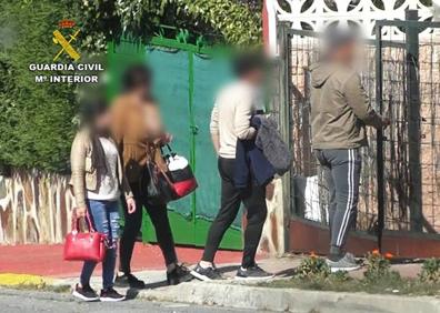 Imagen secundaria 1 - Arriba, una de las implicadas habla con una de las víctimas. Abajo, entrada en el domicilio del municipio de El Espinar y registro de la Guardia Civil.