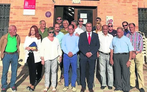 Alcaldes y concejales de San Martín de Valvení posan para la foto de familia.