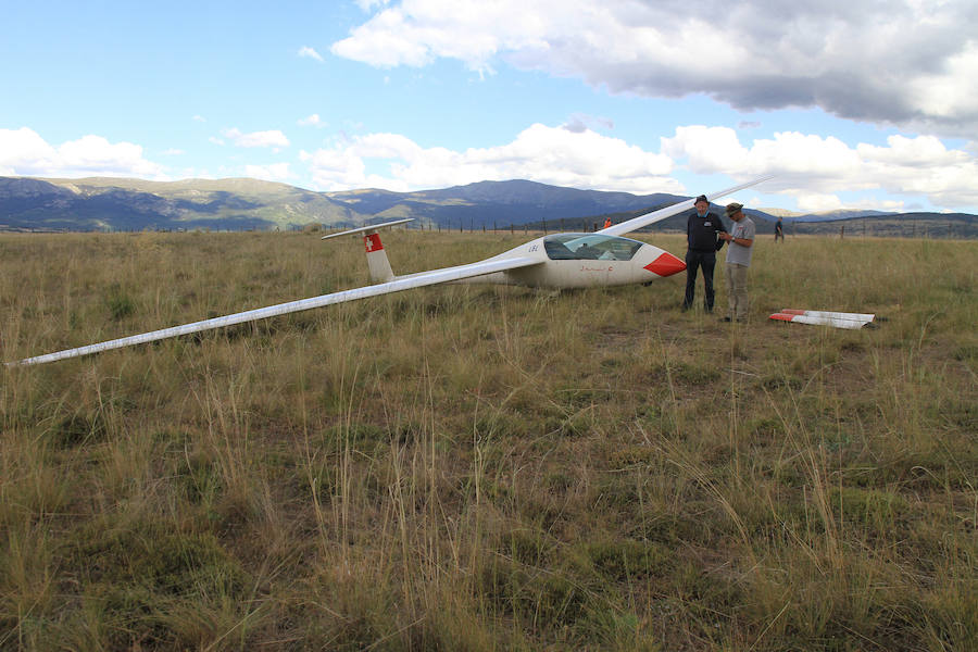 Fotos: Aterrizaje forzoso de un planeador en las cercanías de la estación del AVE.