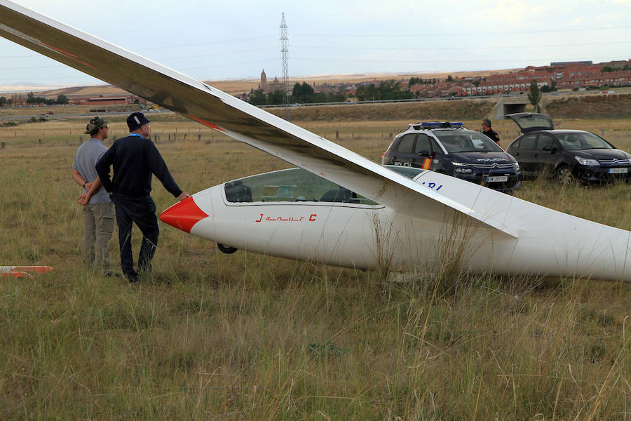 Fotos: Aterrizaje forzoso de un planeador en las cercanías de la estación del AVE.