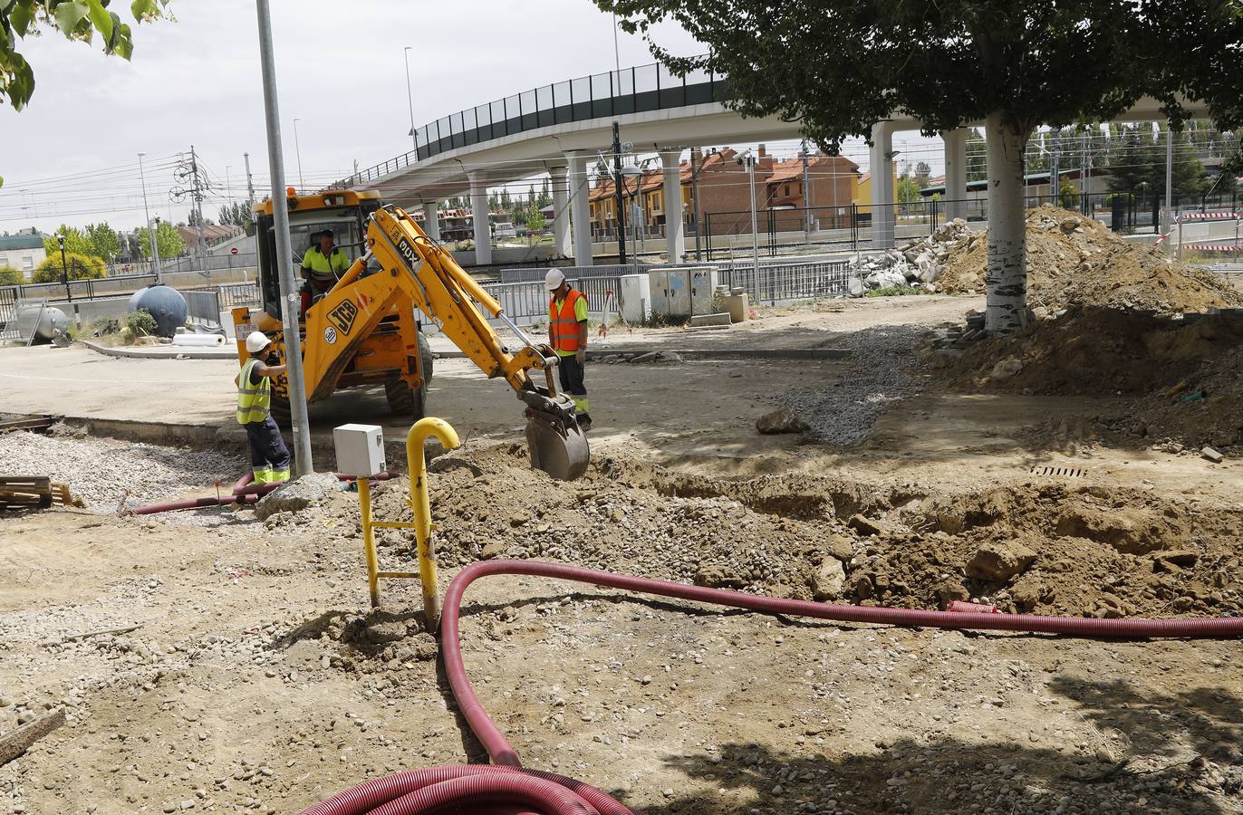 El túnel peatonal de los Tres Pasos lleva cerrado dos meses más de lo esperado. Las obras comenzaron el 29 de abril y ese día se anunció que no se podría cruzar por el paso durante unas tres semanas, pero ese plazo se ha alargado por lo que los vecinos tienen que seguir utilizando la pasarela superior como única forma de cruzar las vías.