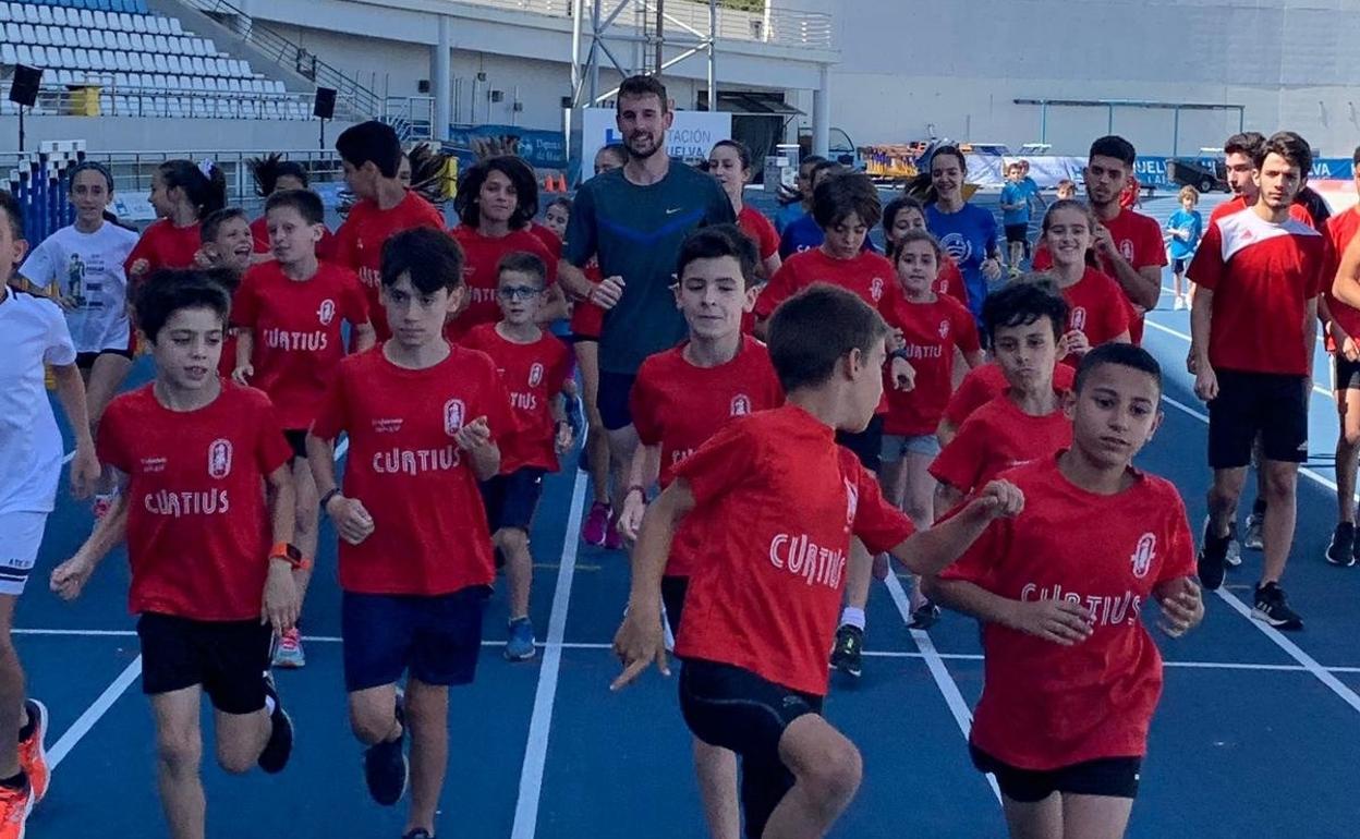 Álvaro de Arriba ayer durante un entrenamiento junto a jóvenes de Huelva. 