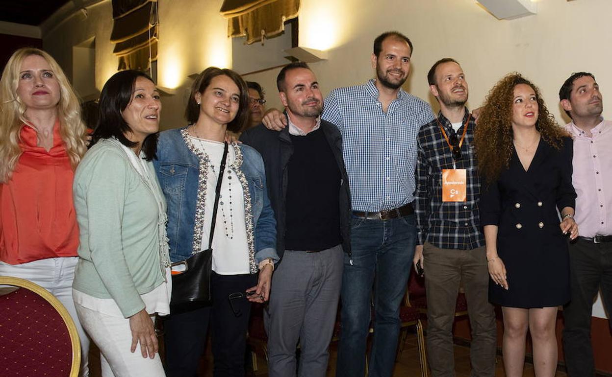 Miembros de las candidaturas de Ciudadanos, durante el escrutinio electoral de la noche del 26 de mayo. 