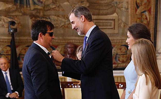 Javier González Jara recibe el reconocimiento de manos del rey Felipe VI.