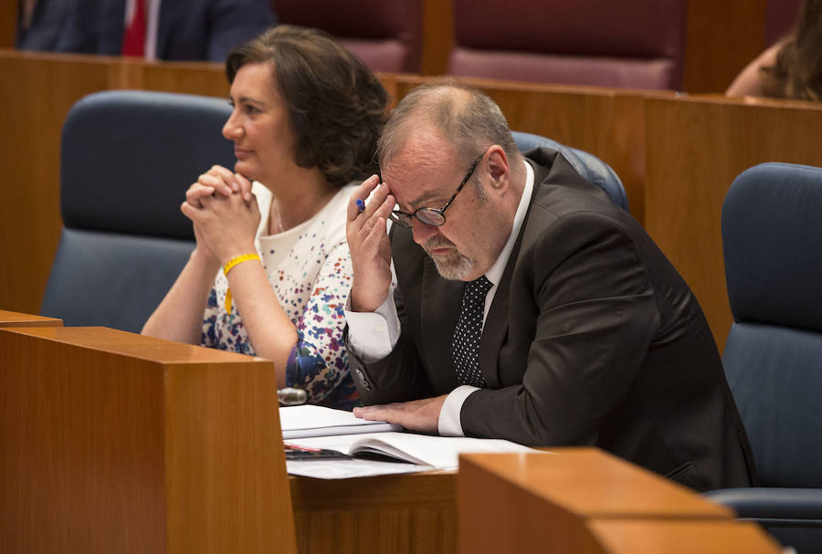 Imagen secundaria 2 - El procurador socialista José Francisco Martín exhibie una carpetilla del PSOE. Debajo, Pablo Fernández (Podemos) reparte agua a Vox y UPL, y Fernando Rey lee unos apunts. 