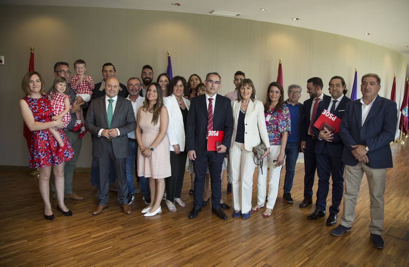 Los procuradores delPSOE de León, con sus familias. 