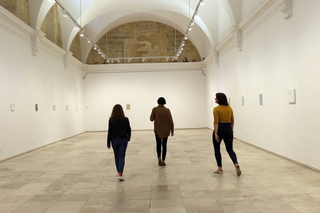 El fin de la Ibiza discotequera, de Irene de Andrés, las pinturas que invitan a tocar, de Mercedes Mangrané, y las esculturas de despojos, de Elena Aizkoa, muestran hasta octubre tres maneras de expresarse de una misma generación