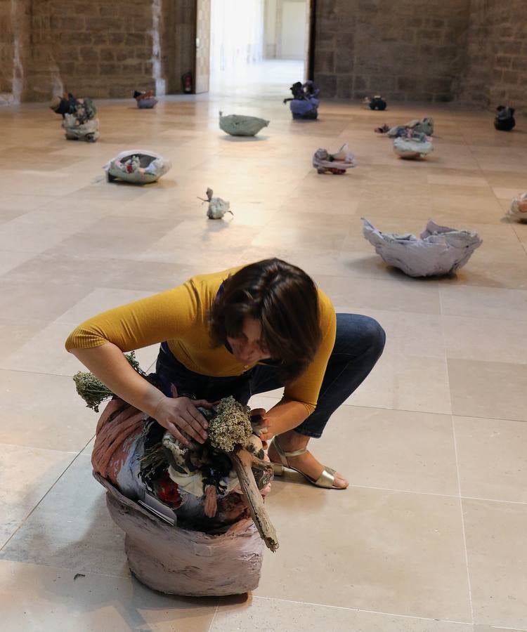 El fin de la Ibiza discotequera, de Irene de Andrés, las pinturas que invitan a tocar, de Mercedes Mangrané, y las esculturas de despojos, de Elena Aizkoa, muestran hasta octubre tres maneras de expresarse de una misma generación