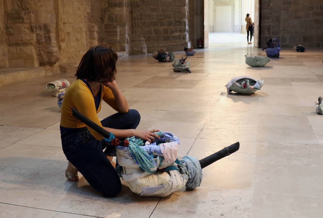 El fin de la Ibiza discotequera, de Irene de Andrés, las pinturas que invitan a tocar, de Mercedes Mangrané, y las esculturas de despojos, de Elena Aizkoa, muestran hasta octubre tres maneras de expresarse de una misma generación