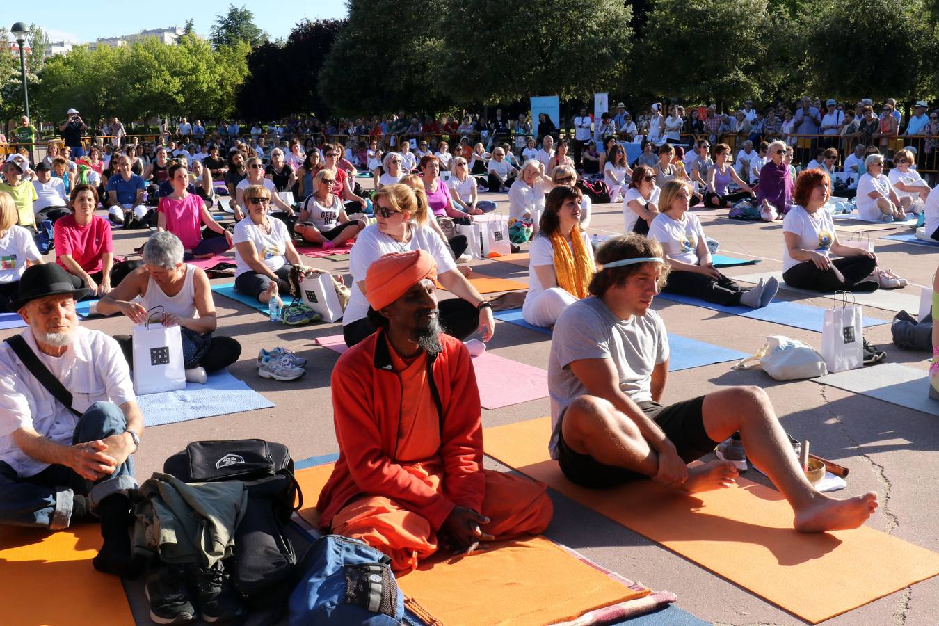 Fotos: Día del Yoga en el parque de la Paz