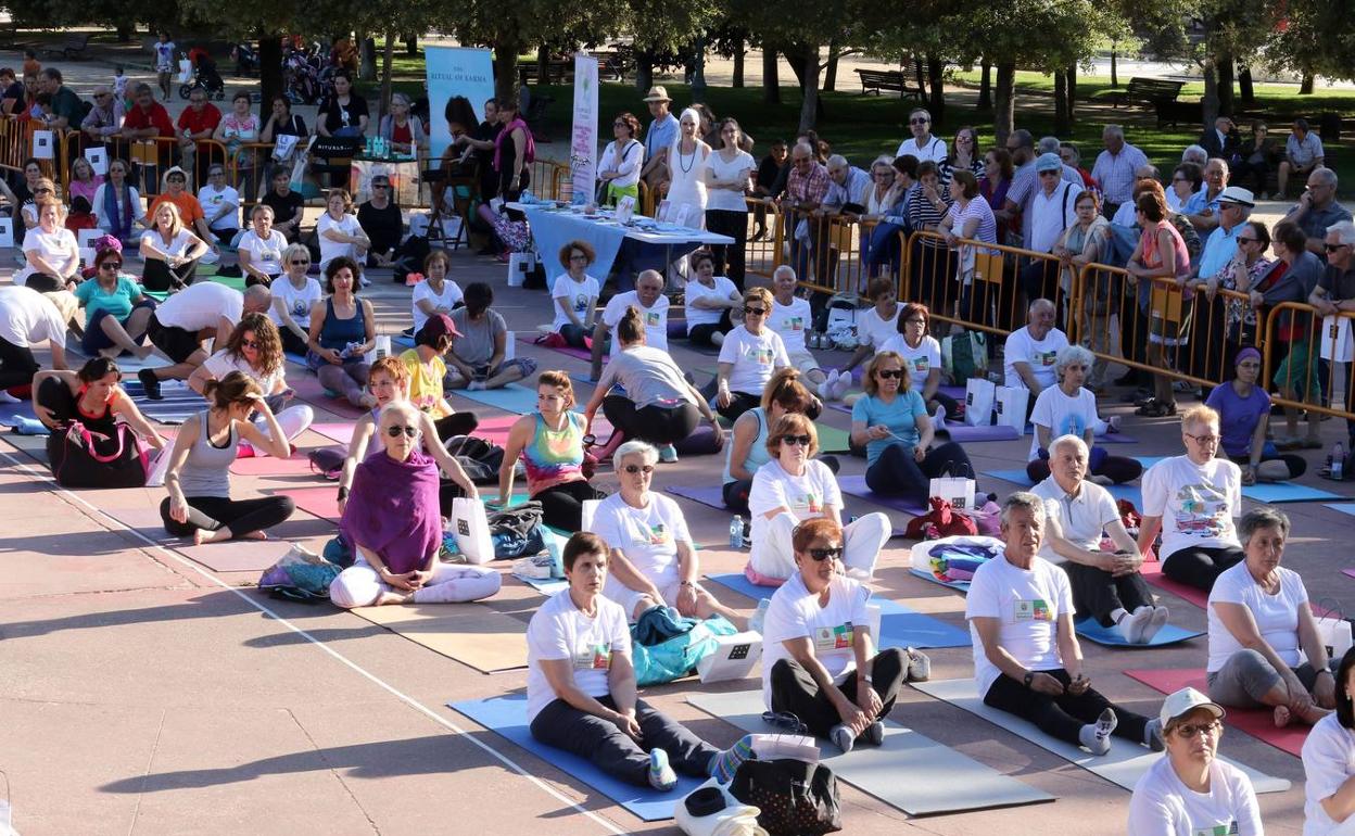 Día del yoga en el parque de la Paz