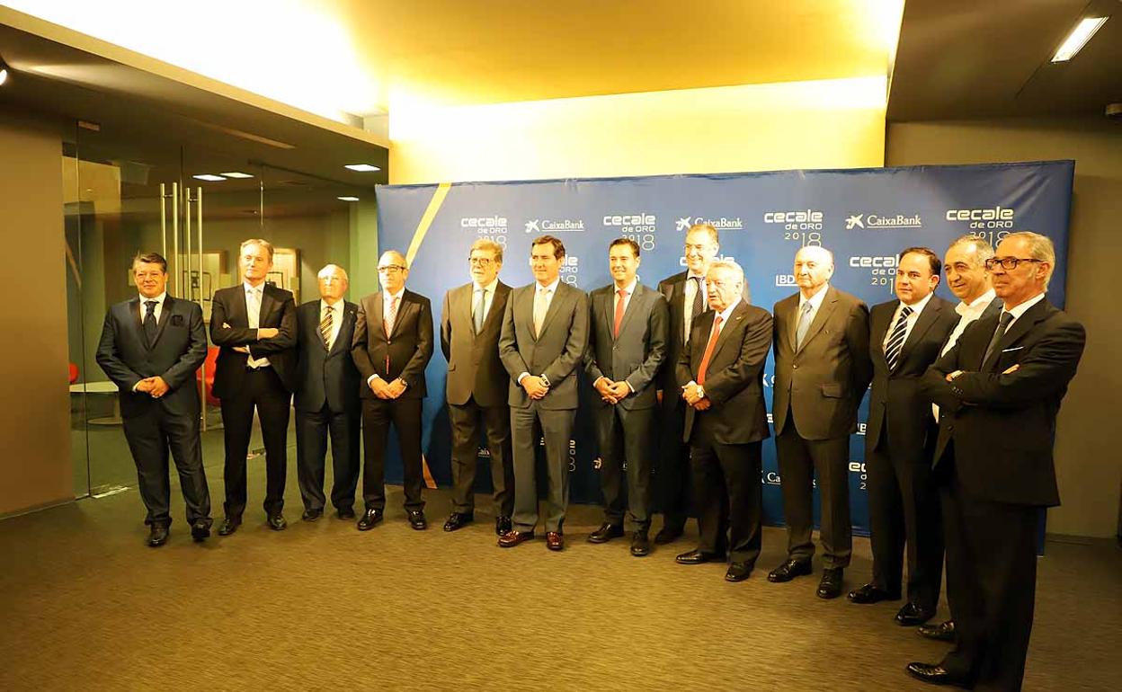 Foto de familia de los premiados. 