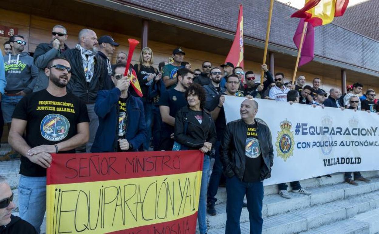 Manifestación de Jusapol por la equiparación salarial en Valladolid.