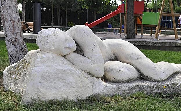 Escultura «El descanso» de Cleofe Gutierrez, en el paseo del arte de Serrada.