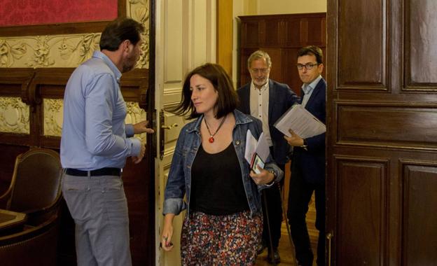 Óscar Puente recibe a María Sánchez, Manuel Saravia y Pedro Herrero.