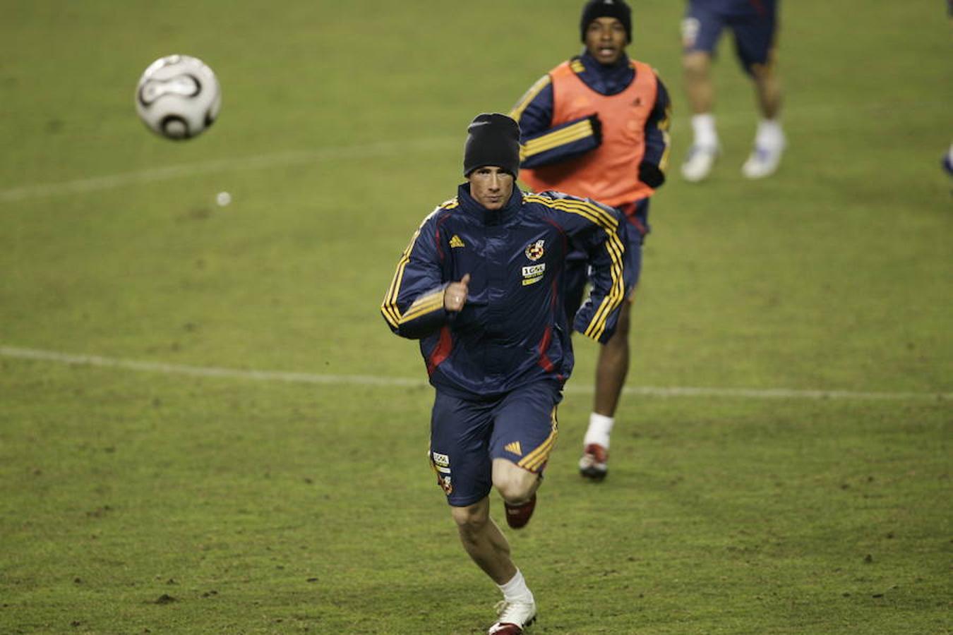 Resumen fotográfico del paso del futbolista Fernando Torres por Valladolid, tras anunciar su retirada del fútbol profesional.