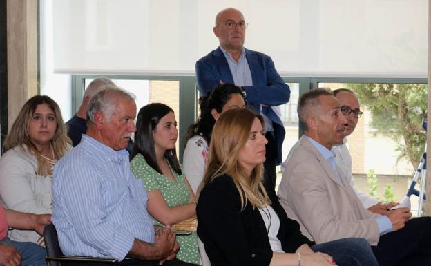 Carnero, con gesto serio, durante la votación de ayer. A la izquierda, papeleta que algunos concejales aseguraron haber recibido a la llegada a la asamblea.