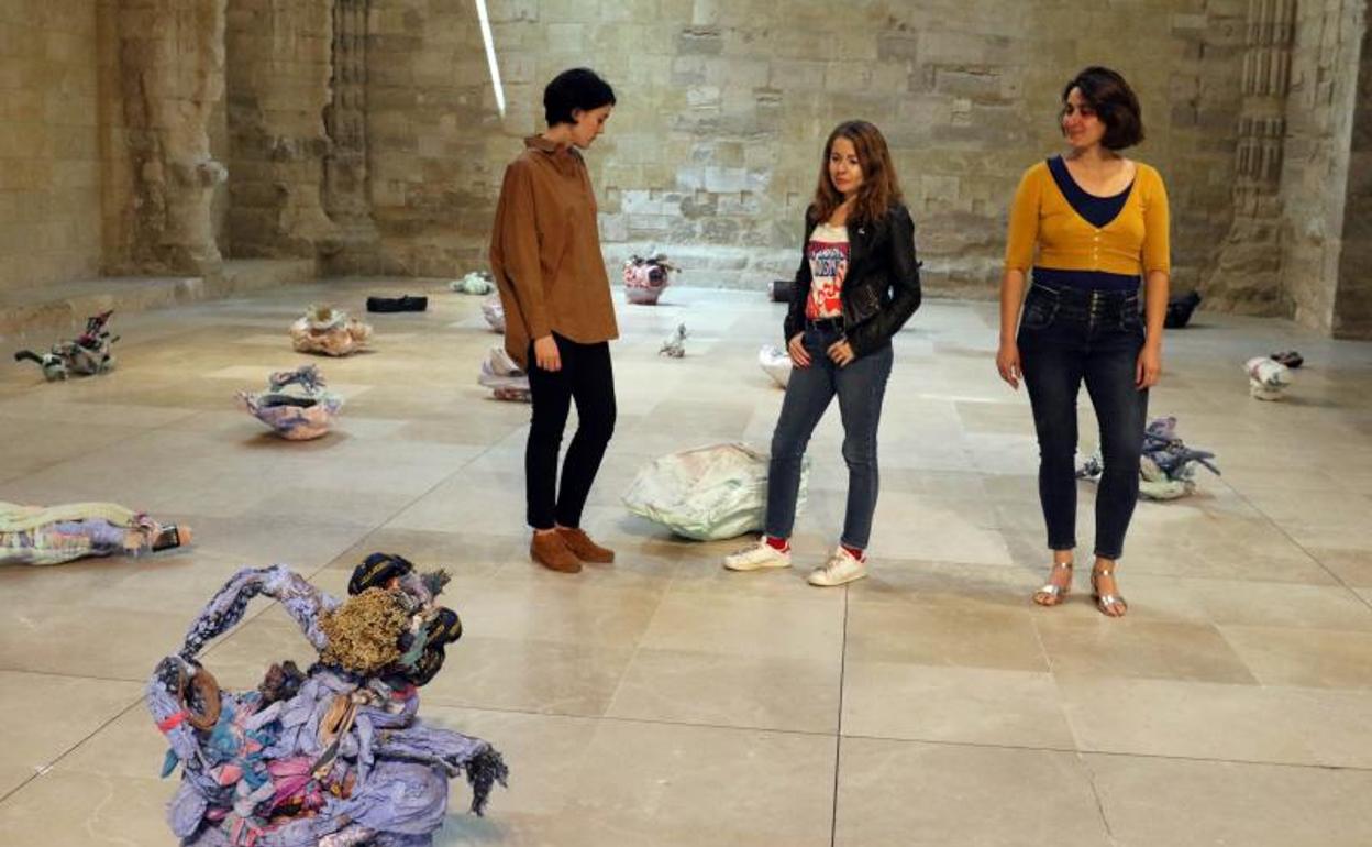 Mercedes Mangrané, Irene de Andrés y Elena Aitzcoa, en la Capilla del Patio Herreriano, entre las piezas de esta última. 