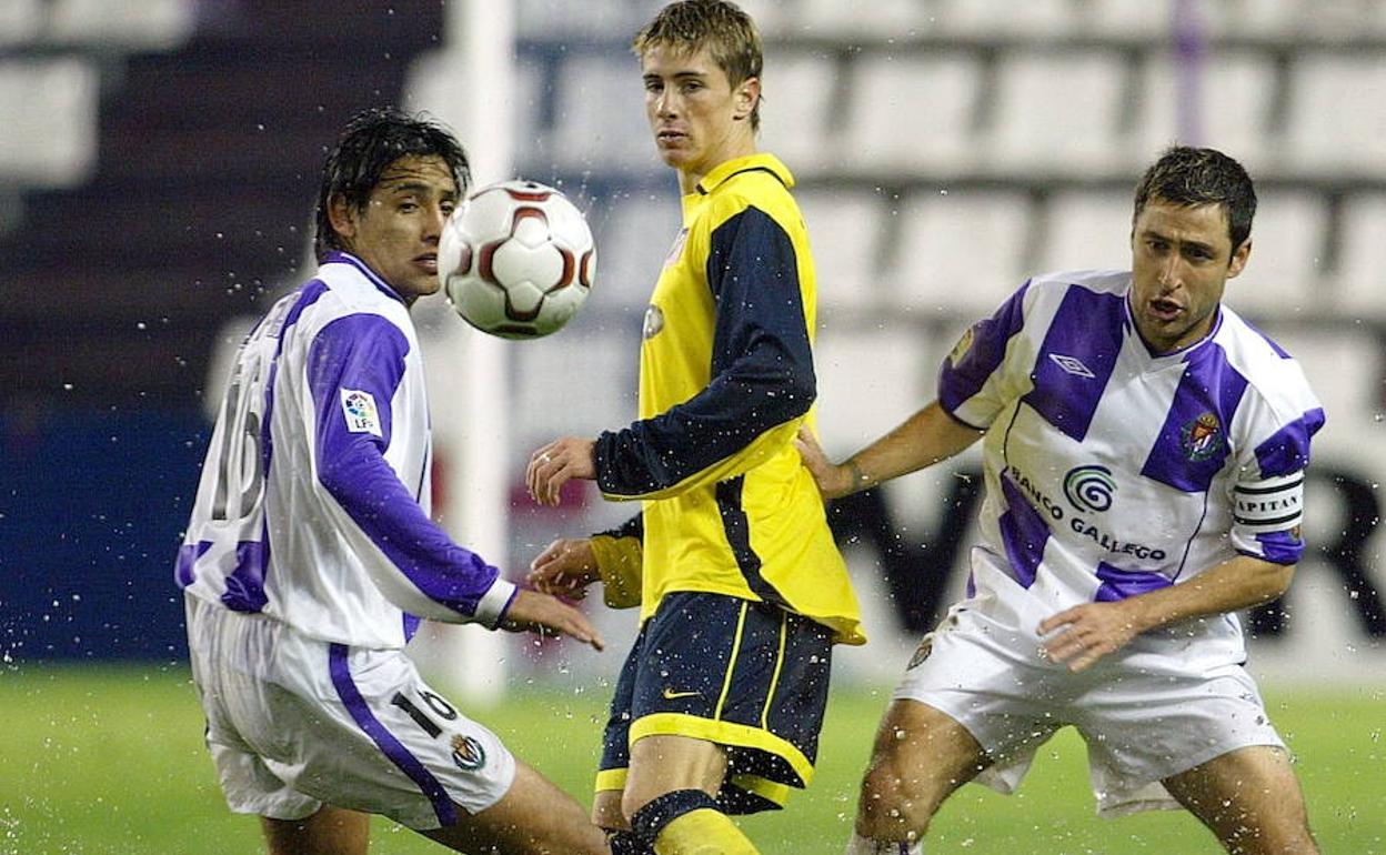 Zapata, Fernando Torres y Marcos durante el partido entre el Real Valladolid y el Atlético de Madrid en noviembre de 2003, en el Estadio Zorrilla. 